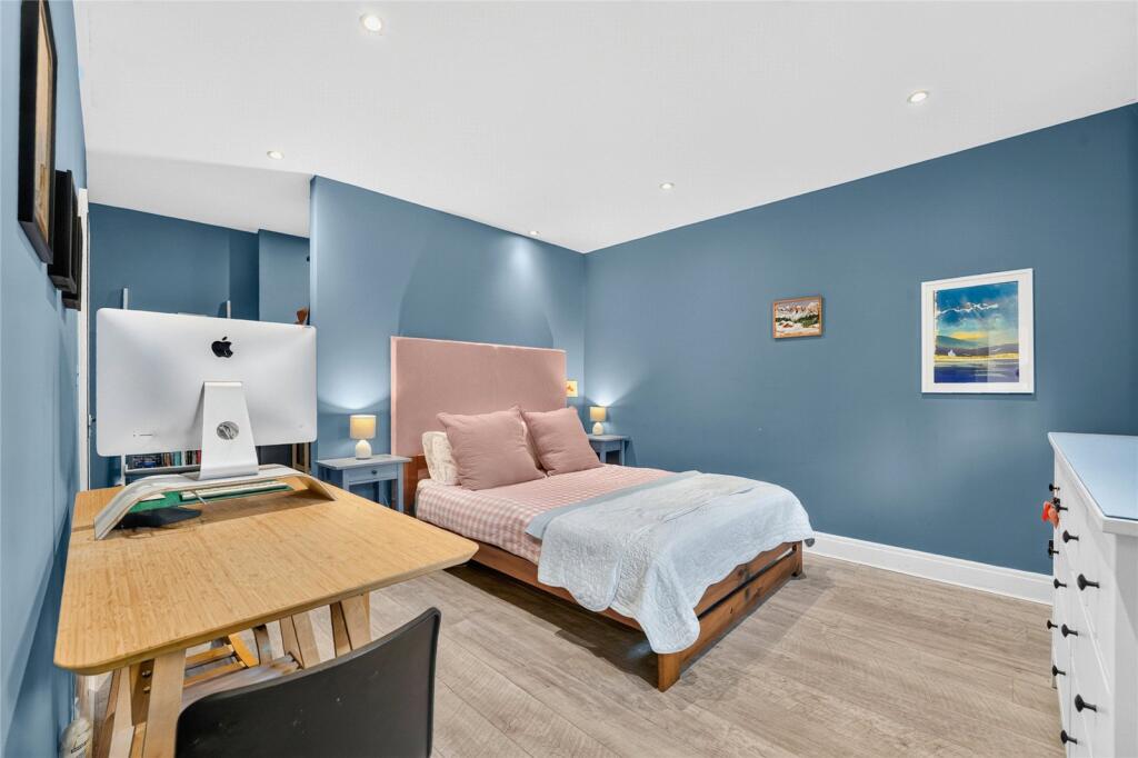 House in London, Friday Hill, Chingford - View 2