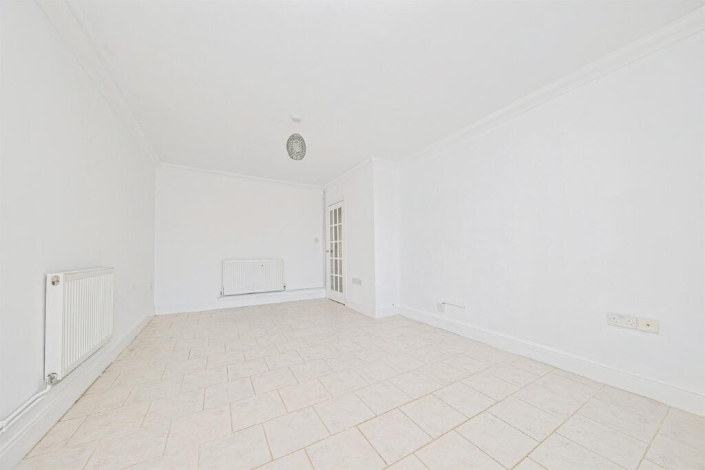Lymington Avenue, Clacton-On-Sea photo 3
