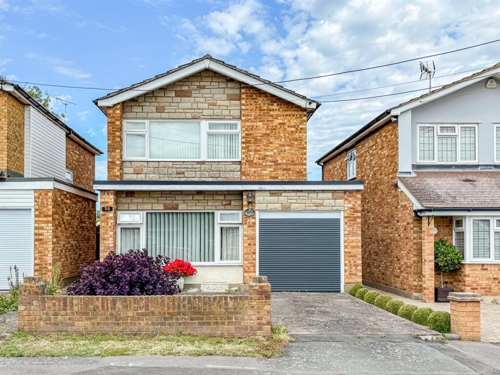 3-bed detached on Alexandra Road, Rochford, £425,000