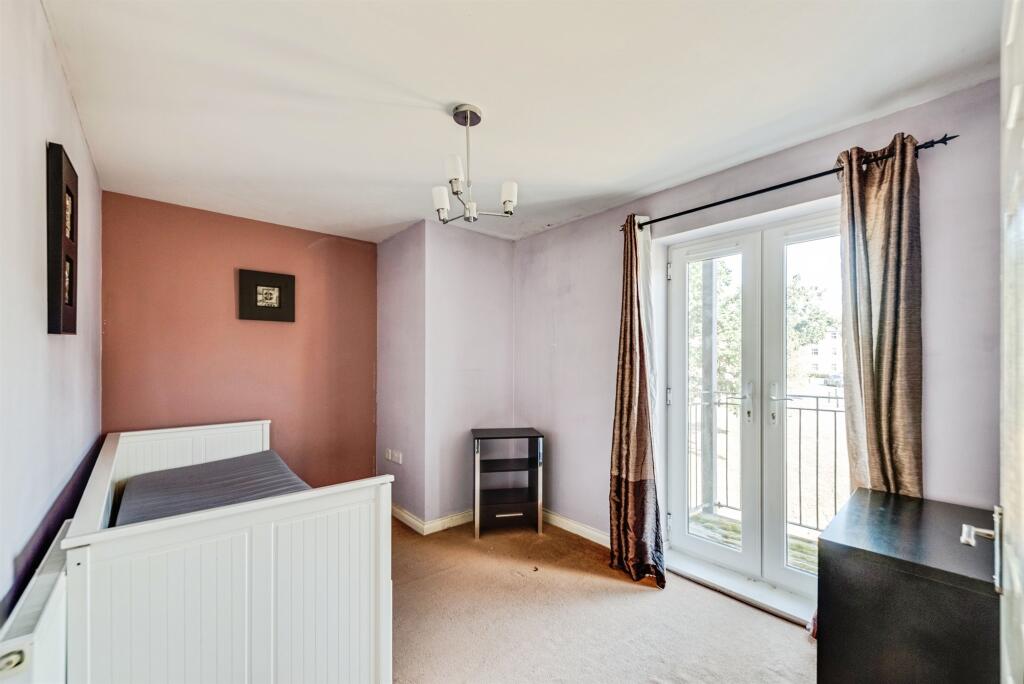 Apartment in Swindon, Haydon Wick - View 4