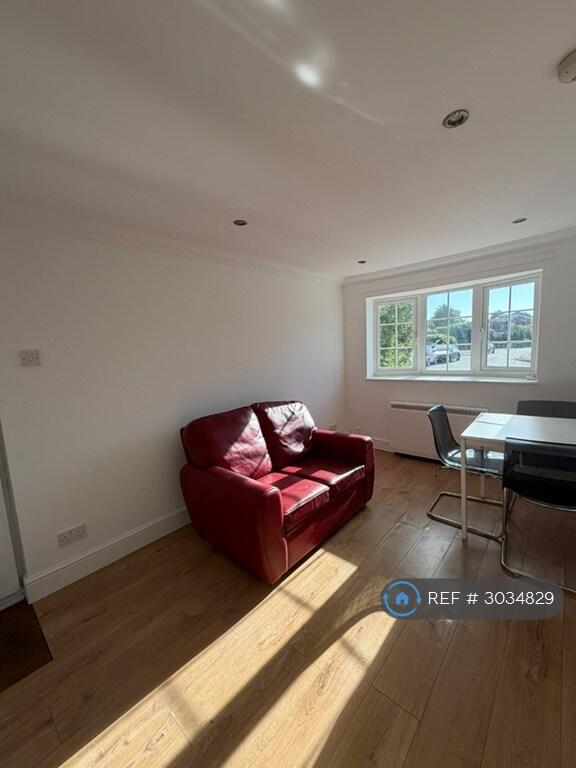 Apartment in Reading, The Triangle, Tilehurst - View 3