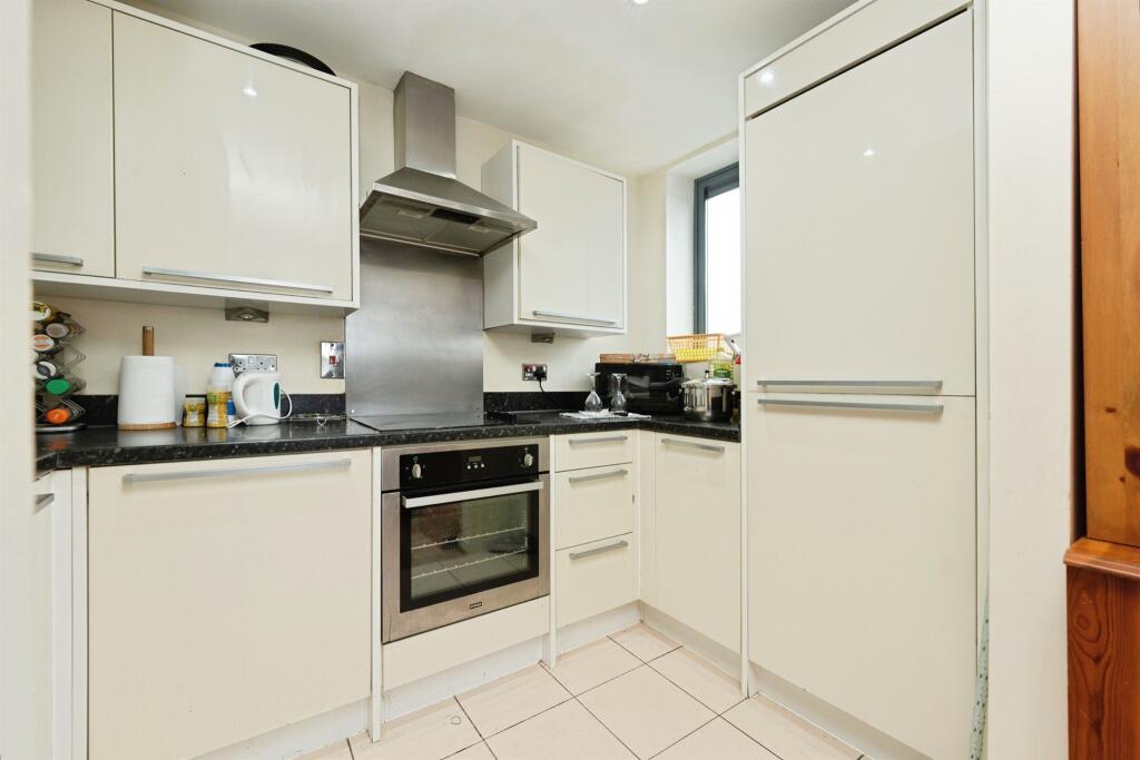 Apartment in Watford, Hertfordshire - View 3