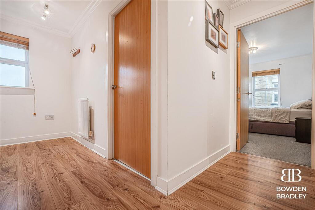 Apartment in Romford - More