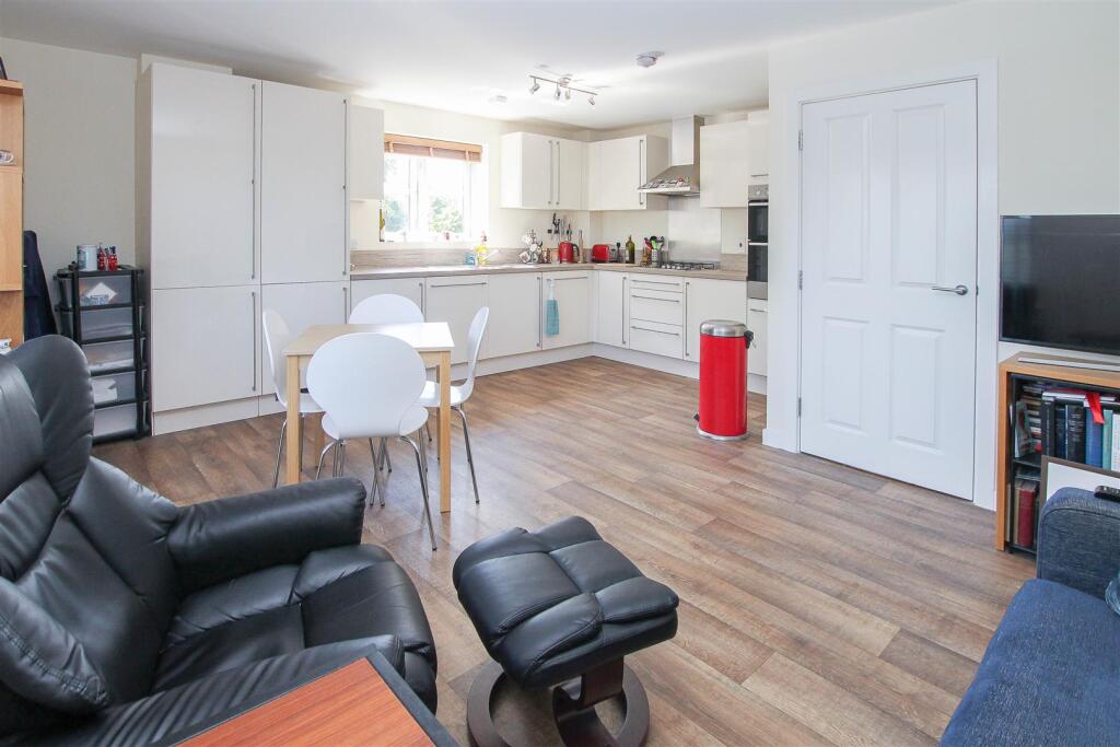 Apartment in Brentwood, Kelvedon Hatch - View 2