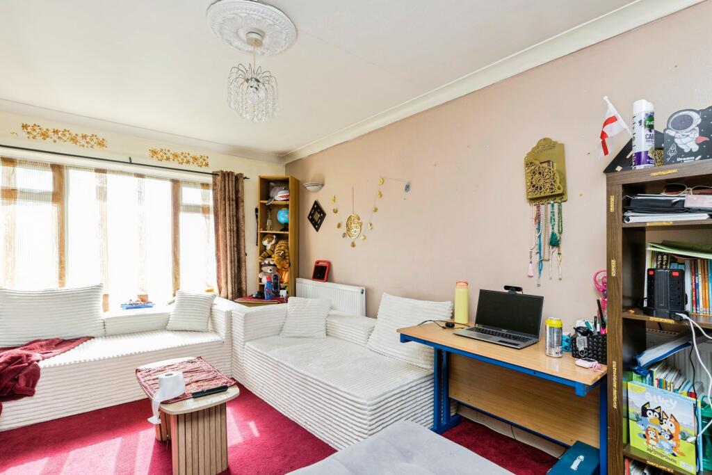 Dower Walk, Crawley, RH11 photo 4