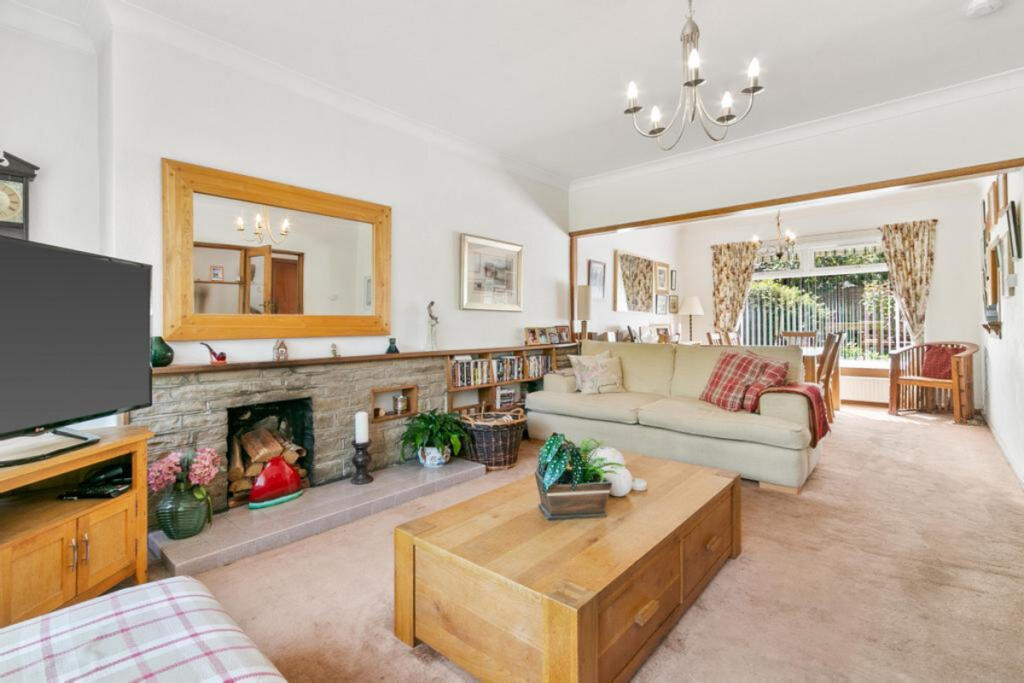 House in Busby, Overlee, Stamperland - View 4
