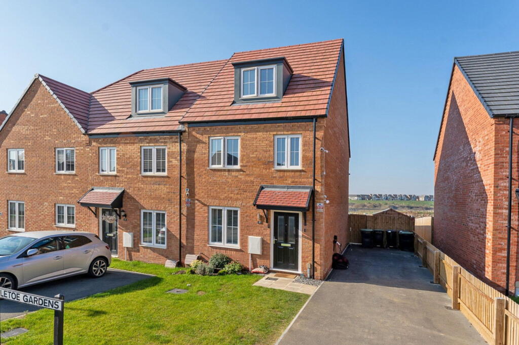 3-bed semi-detached on Mistletoe Gardens, Priors Hall, Corby, Northamptonshire, NN17 5DH, £250,000
