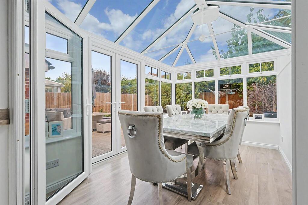 House in Rochford, Rayleigh - More