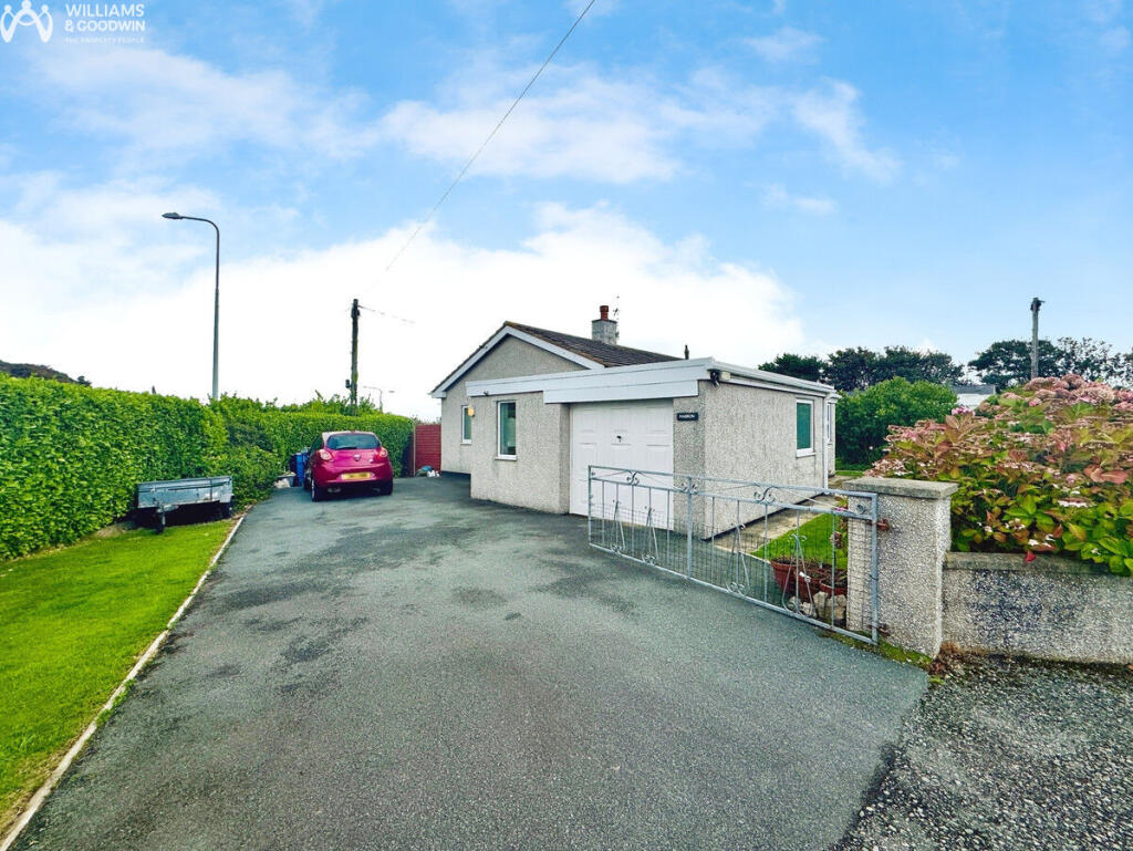 3-bed bungalow on Cyttir Road, Holyhead, Anglesey, LL65, £290,000