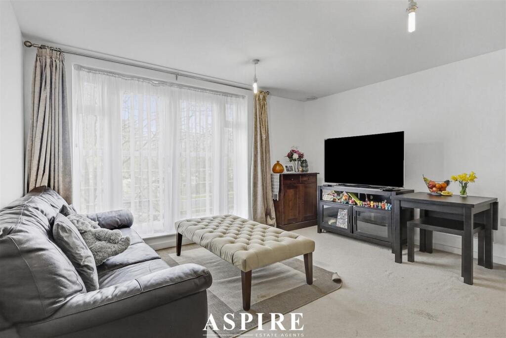 Southernhay Close, Basildon photo 4