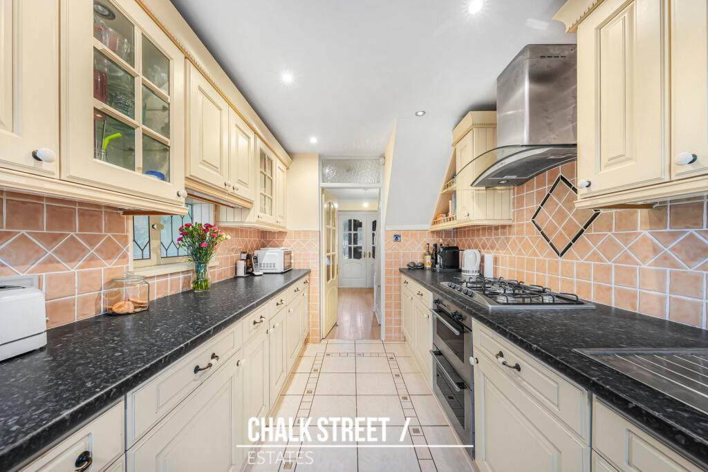 House in London, Emerson Park - View 5
