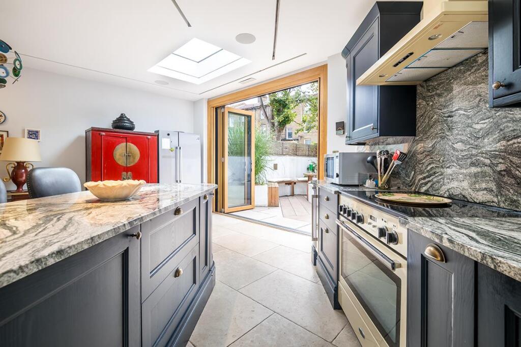 House in London, Myatt's Fields, Loughborough Junction - More