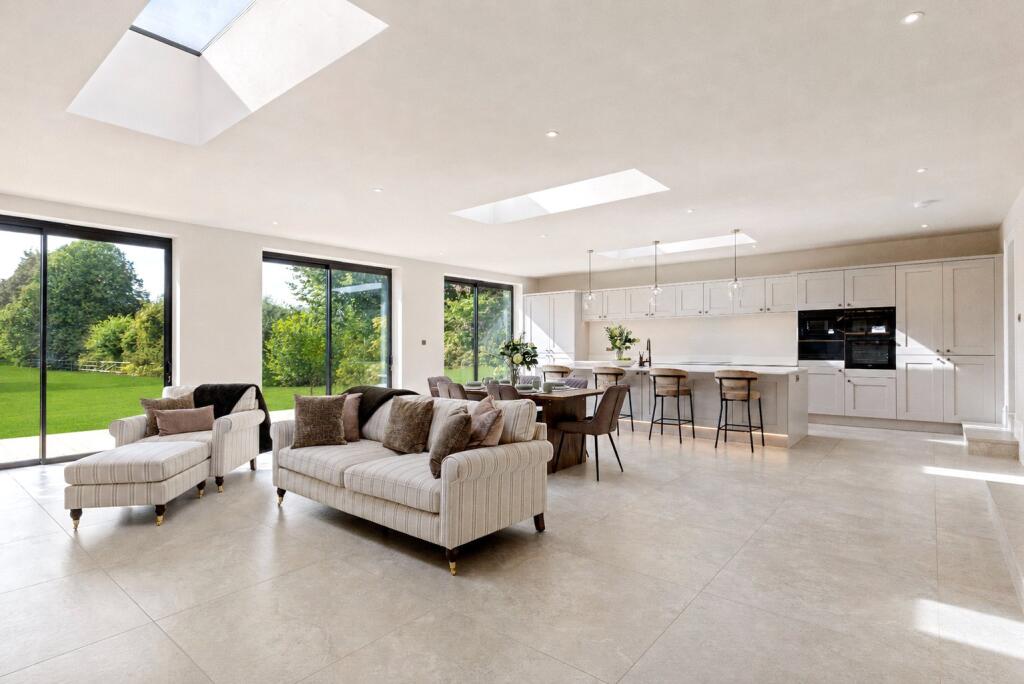 House in Kingston upon Thames - More