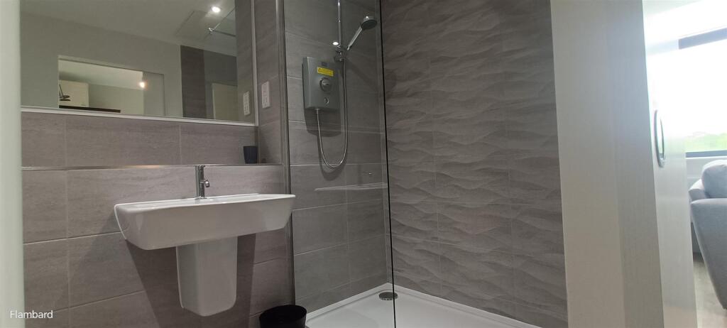 Apartment in Manchester, Old Trafford - View 3