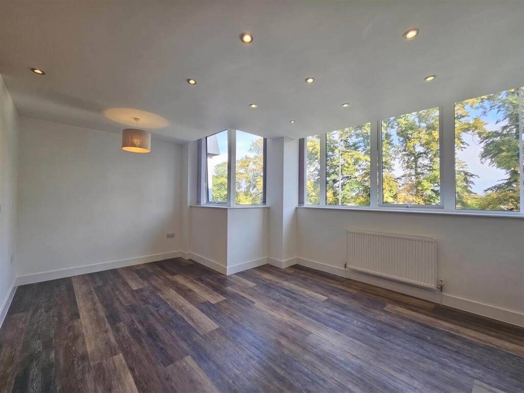 Apartment in Trafford, Broadheath - More