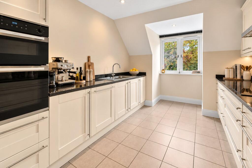 Apartment in Slough - View 5
