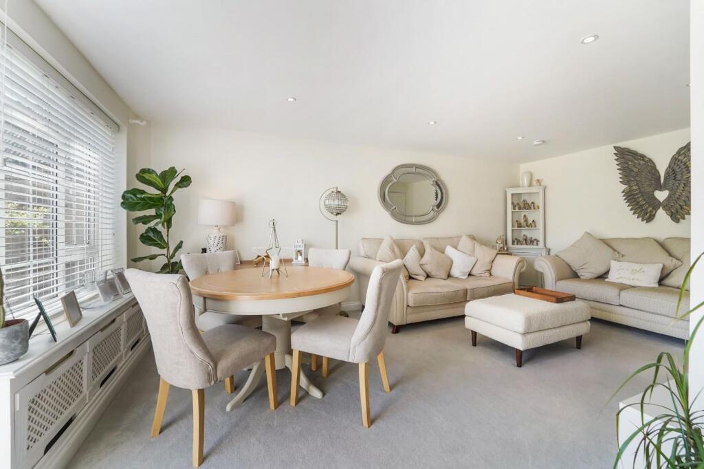 Apartment in Reigate and Banstead, Banstead - More