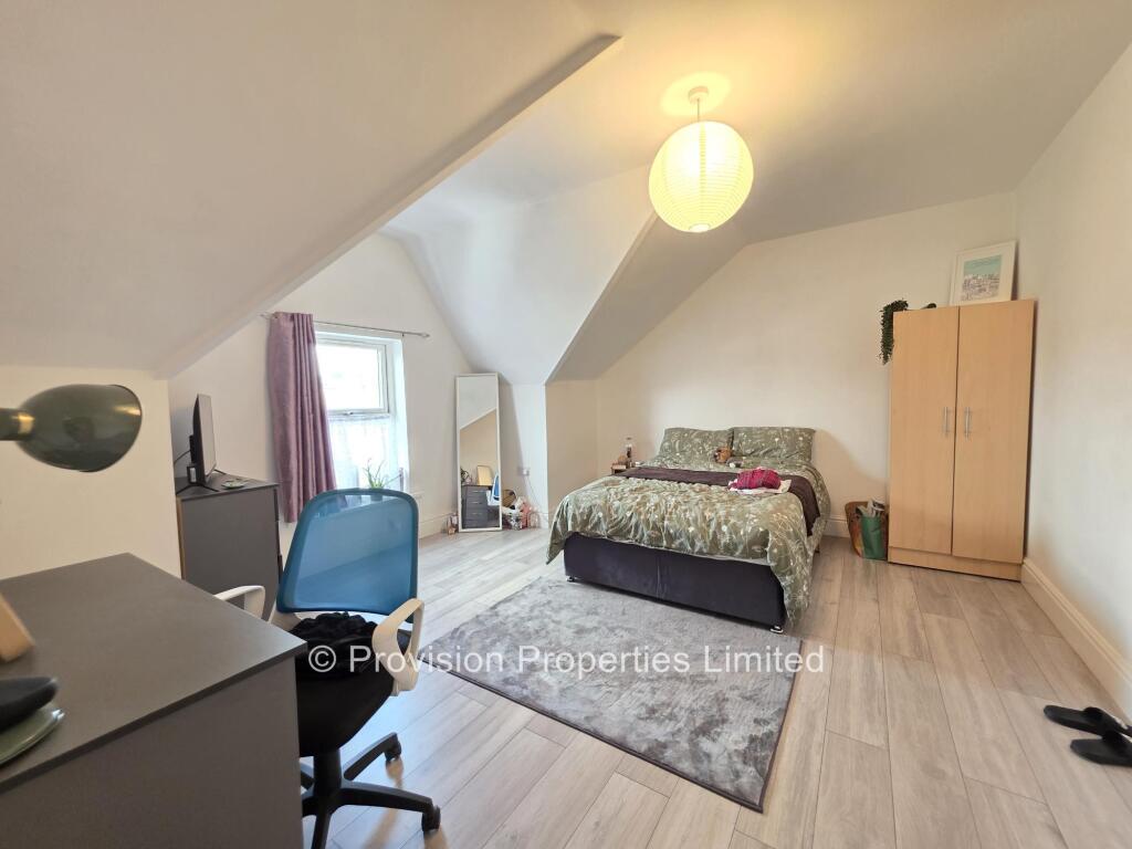 6 bedroom terraced house for rent