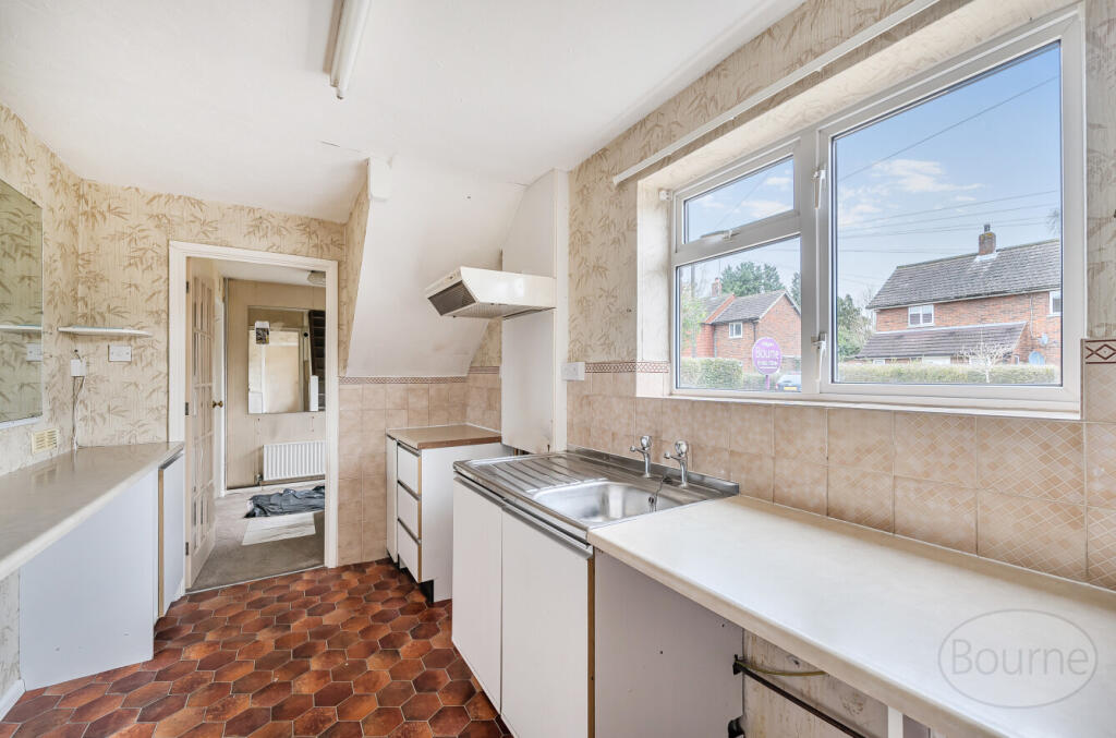 Laburnum Road, Woking, Surrey, GU22 photo 2