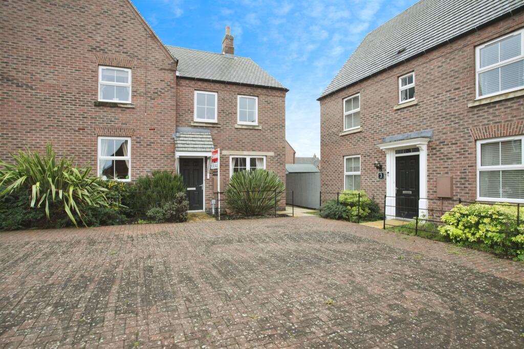 Coltsfoot Close, RUGBY photo 2