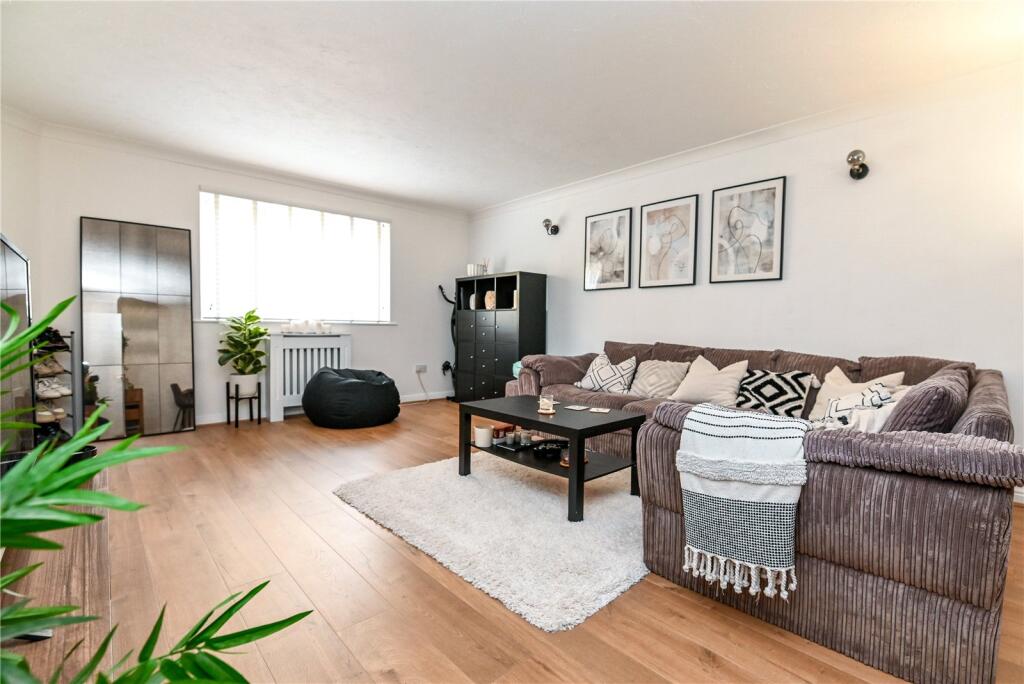 Main image of property: Elm Court, 27 Old Milton Road, New Milton, Hampshire, BH25