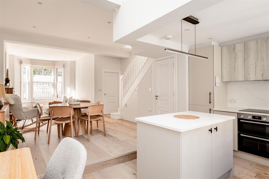 House in London - View 2
