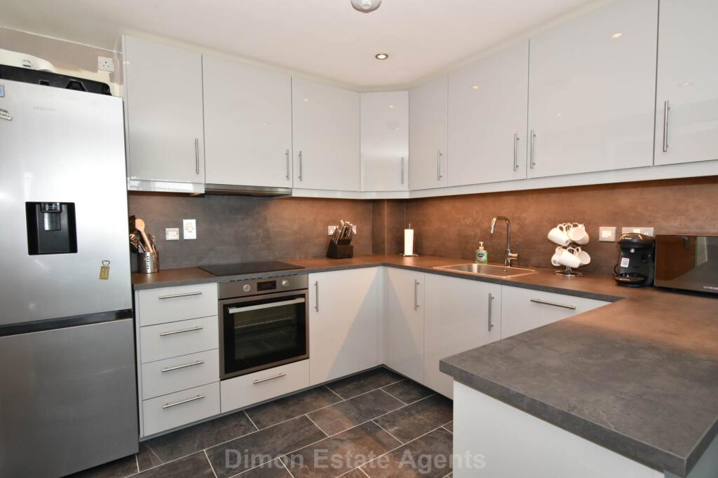 Jacana Court,  Gosport photo 3