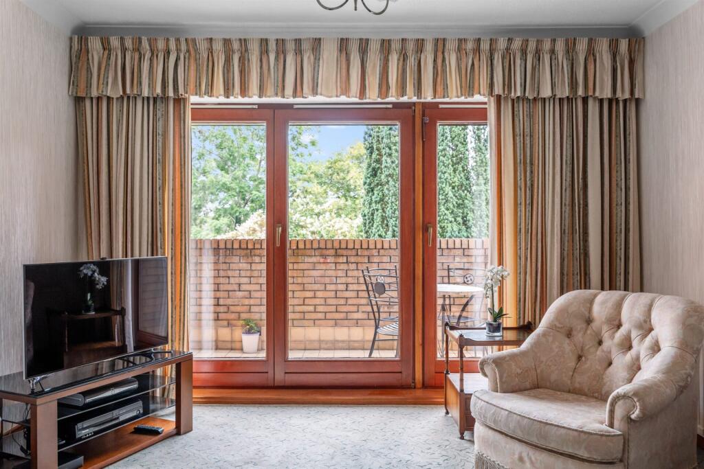 Larchfield Court, Newton Mearns photo 4