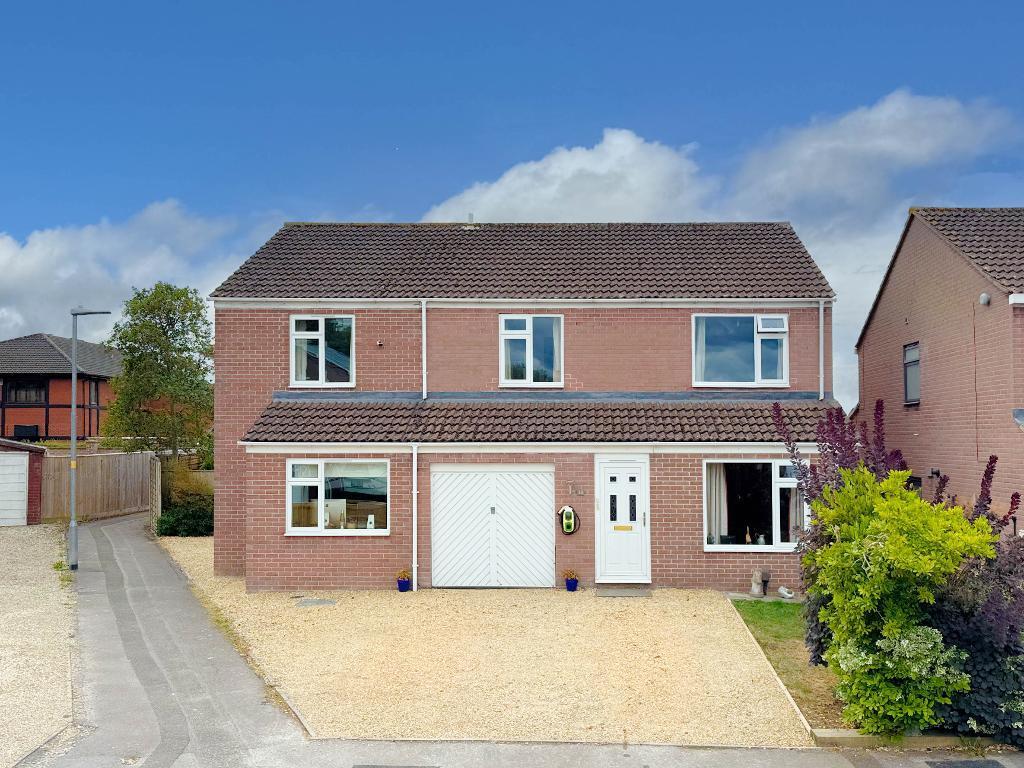 5-bed detached on Sunderland Close, Melksham, Wiltshire, SN12 6TZ, £400,000