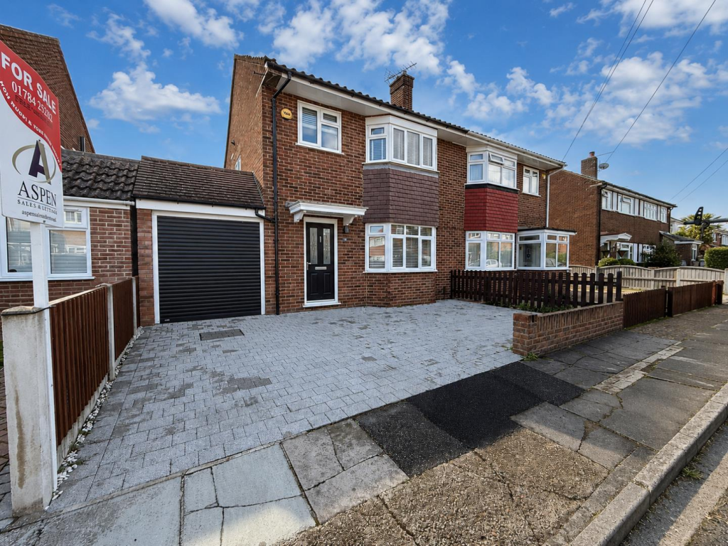 3-bed house on Garden Close, Ashford, £525,000