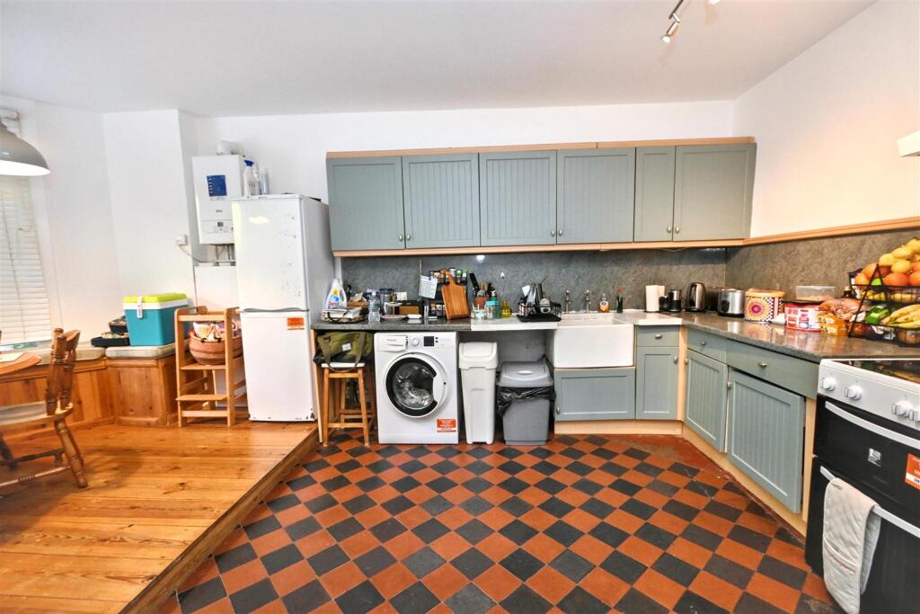 Apartment in Eastbourne, East Sussex - View 3