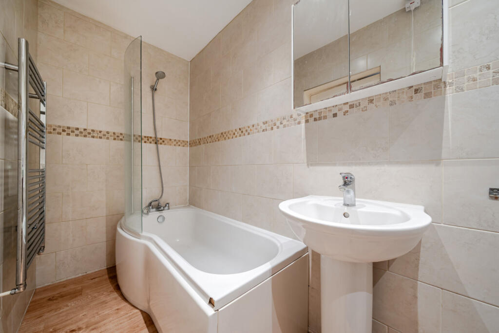 Apartment in Elmbridge, Weybridge - View 5