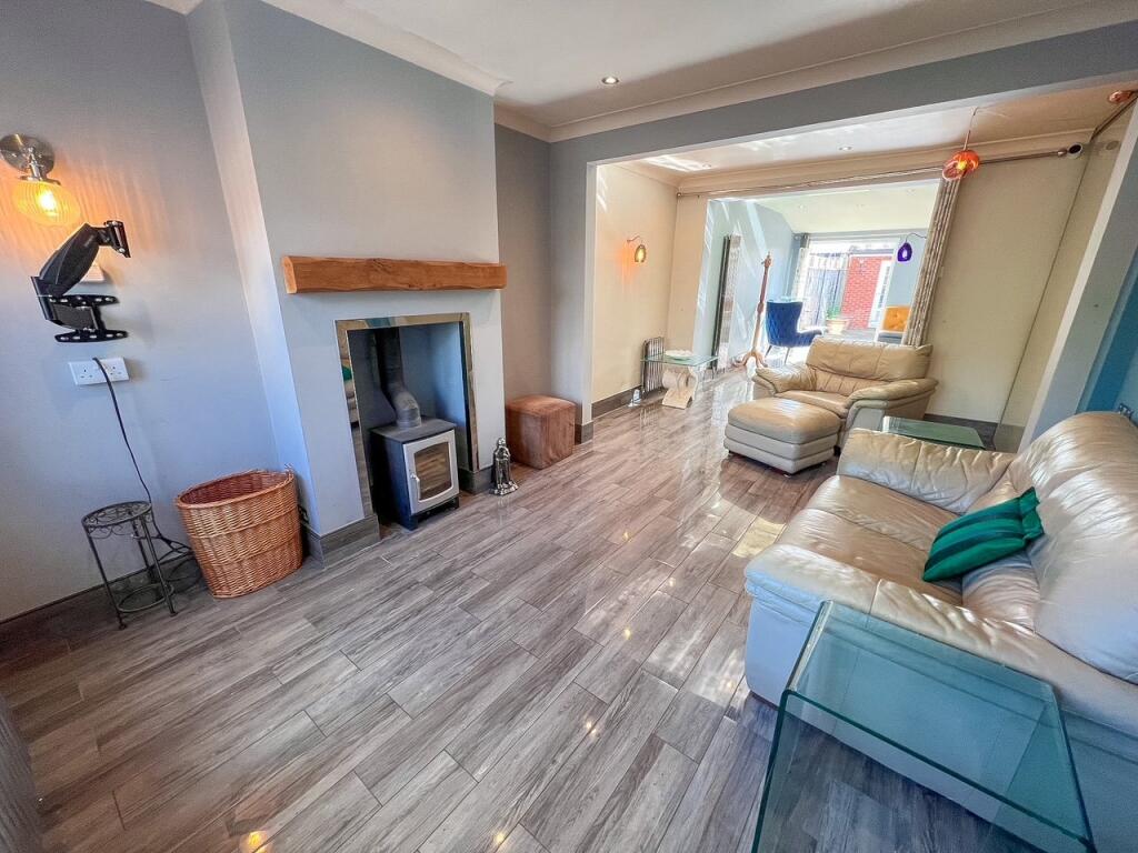 House in Elmbridge, Molesey - More