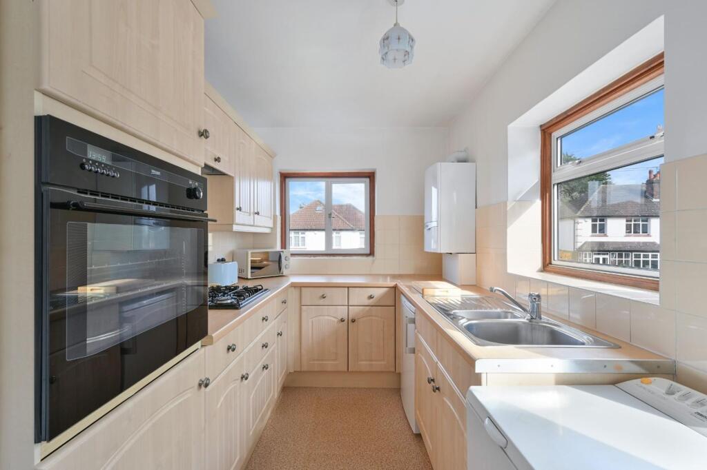 Ridgeway, Epsom, KT19 photo 4