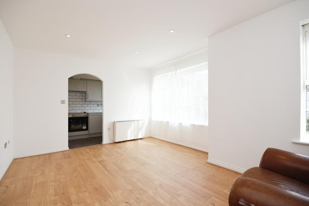 Apartment in Southend-on-Sea - View 5