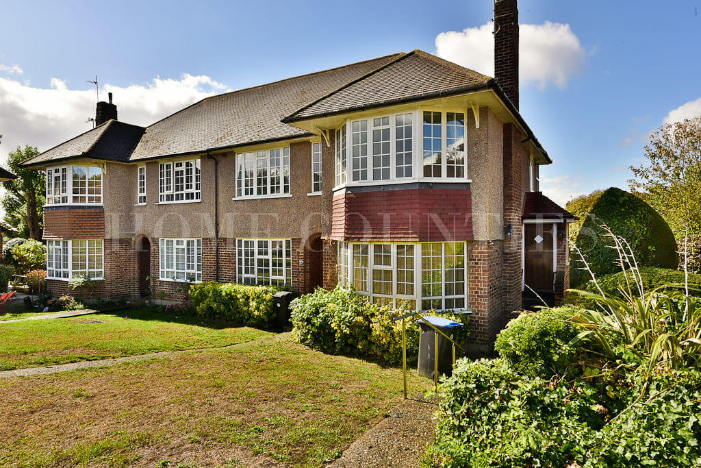 Main image of property: Oakwood Close, London, N14