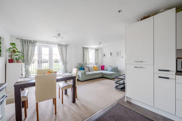 Apartment in Wokingham, Emmbrook - View 3