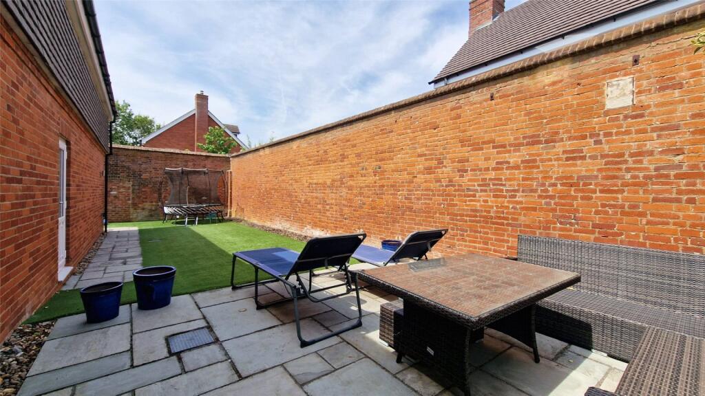 Hall Garden, Binfield, Bracknell, Berkshire, RG42 - More