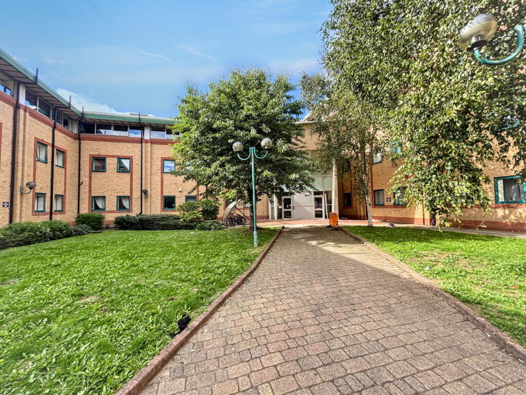 1-bed flat on Golden Smithies Lane, Wath Upon Dearne, Rotherham, South Yorkshire, S63 7GF, £50,000