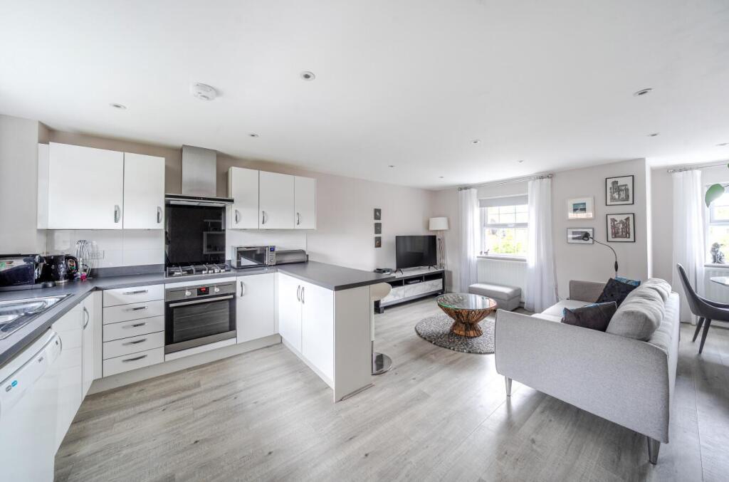 2, John Fulkes Avenue, Thame photo 2