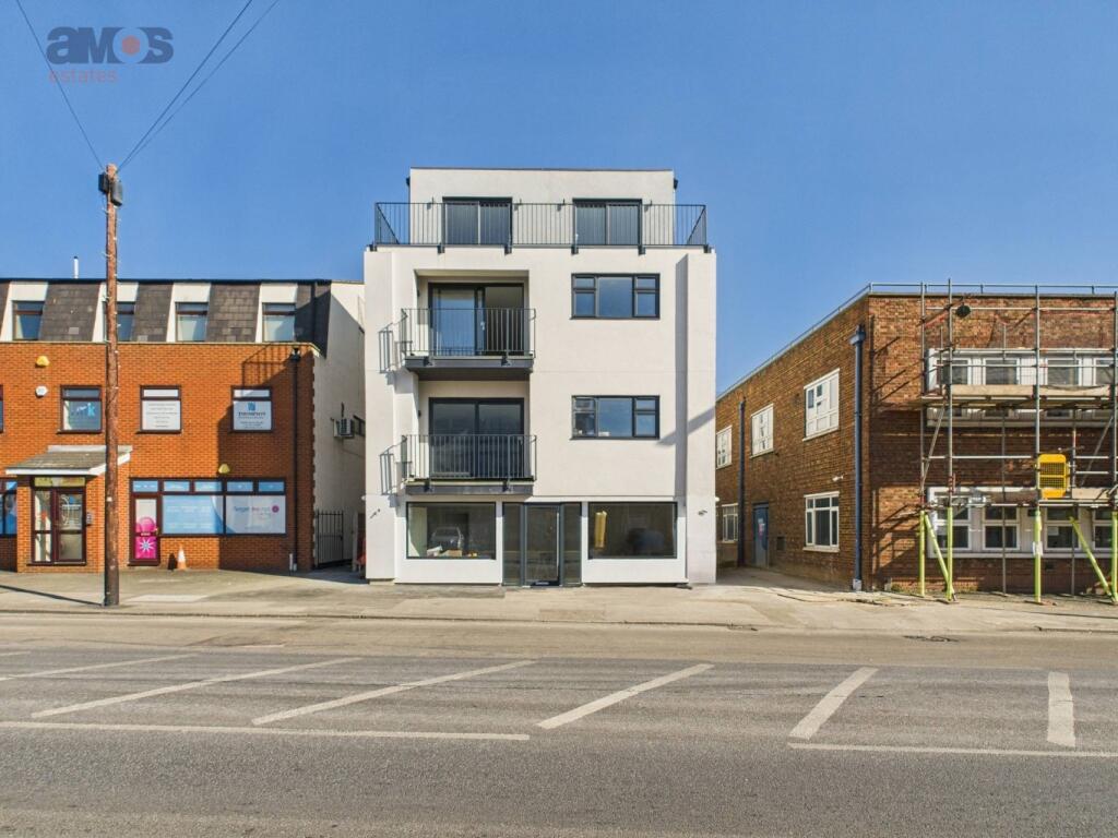 2-bed flat on London Road, Hadleigh, Essex, £375,000