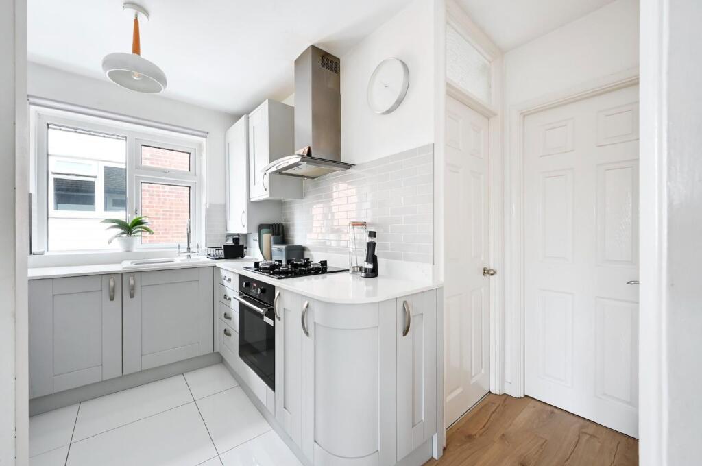 Apartment in Kingston upon Thames - View 5