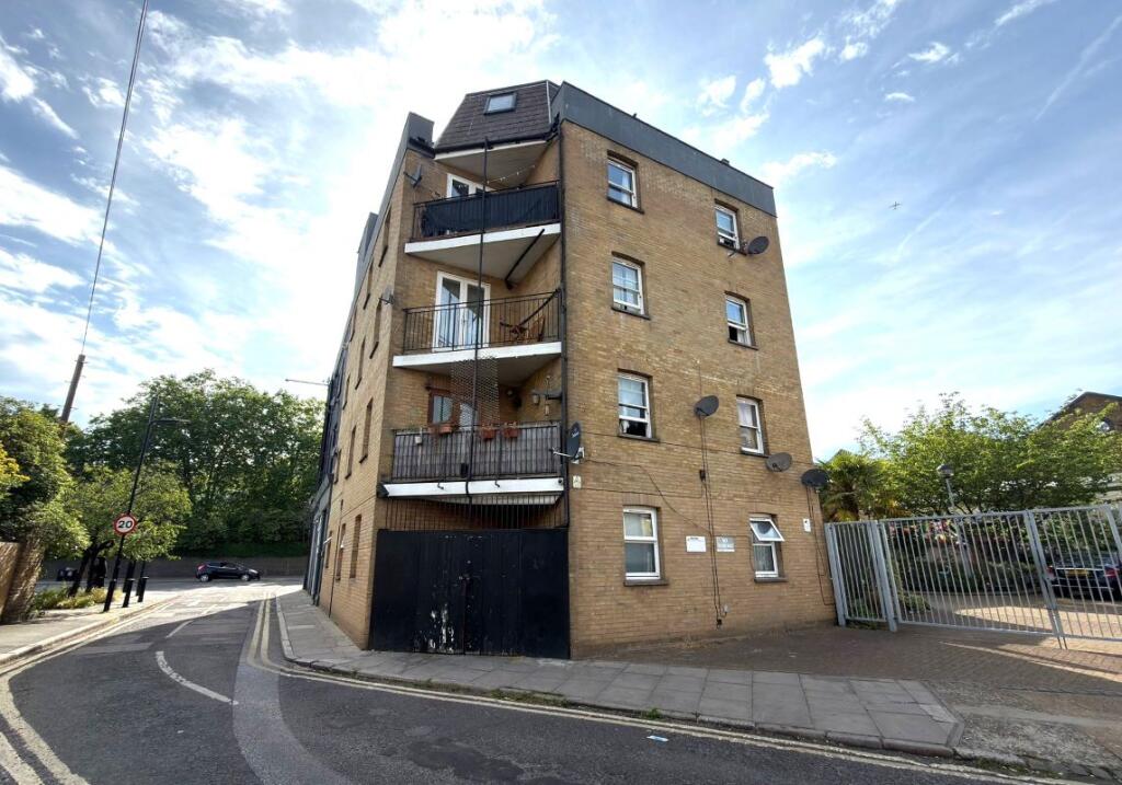 Main image of property: Flat E, 28 Upper Clapton Road, Clapton, London, E5 8BQ