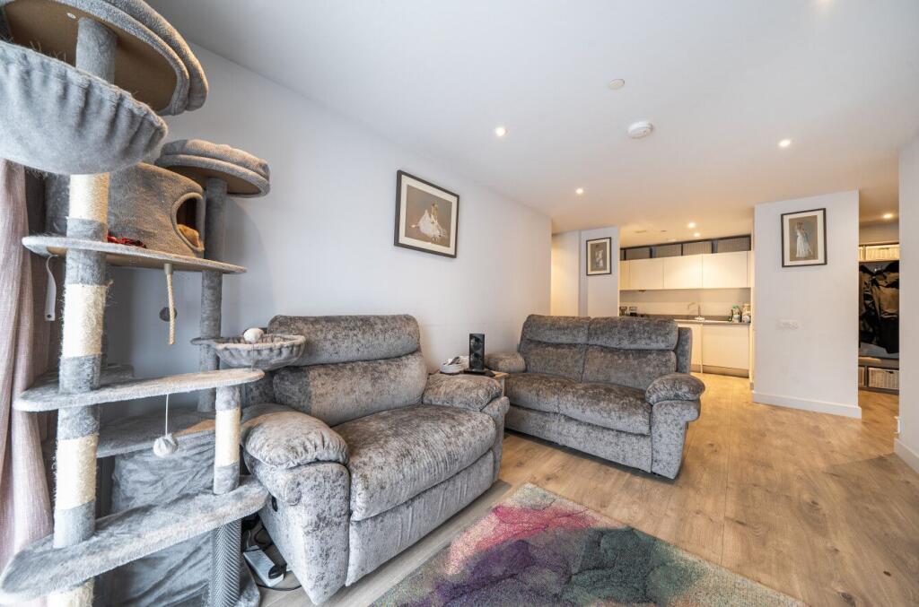 Apartment in Croydon - View 4