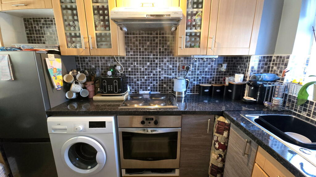 Somerton Grove, Thatcham, RG19 3XE photo 3