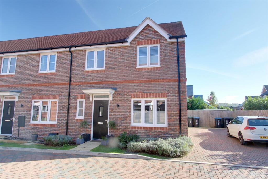 Main image of property: Vaisey Close, Tring
