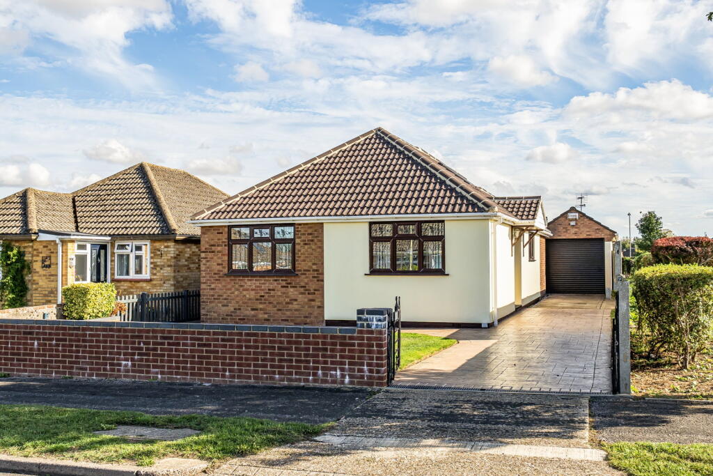 2-bed detached on Brackley Way, Basingstoke RG22 6LL, £450,000