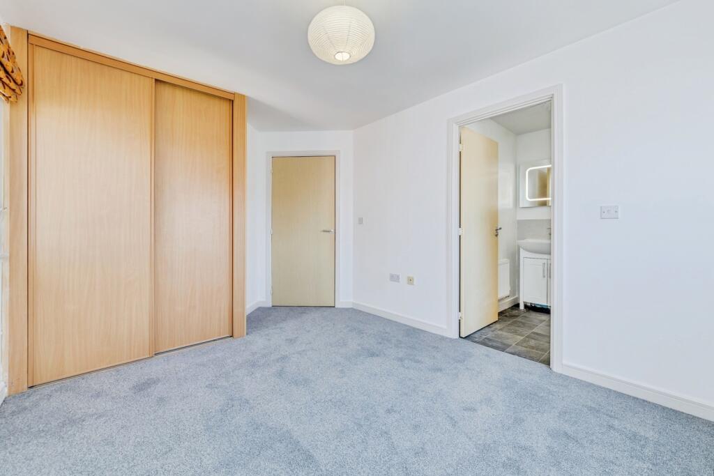 Apartment in Reigate and Banstead, Earlswood - More