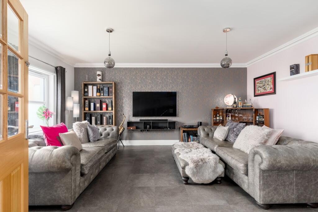 House in East Calder, Calderwood - View 4