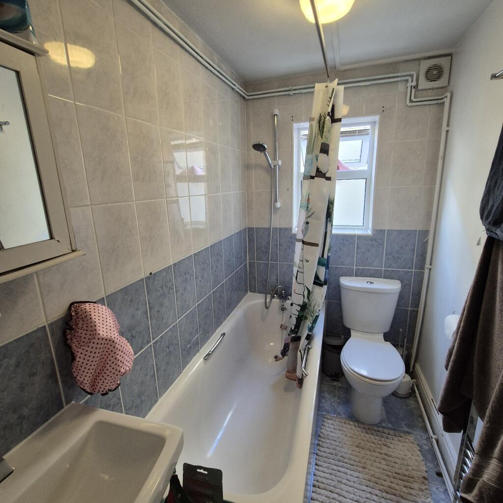 Apartment in Ilford - More